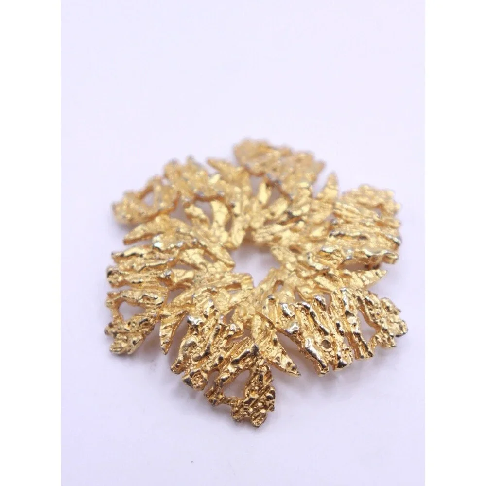 Vintage signed CELEBRITY Textured Metal Nugget Circle Leaf Leaves style Brooch